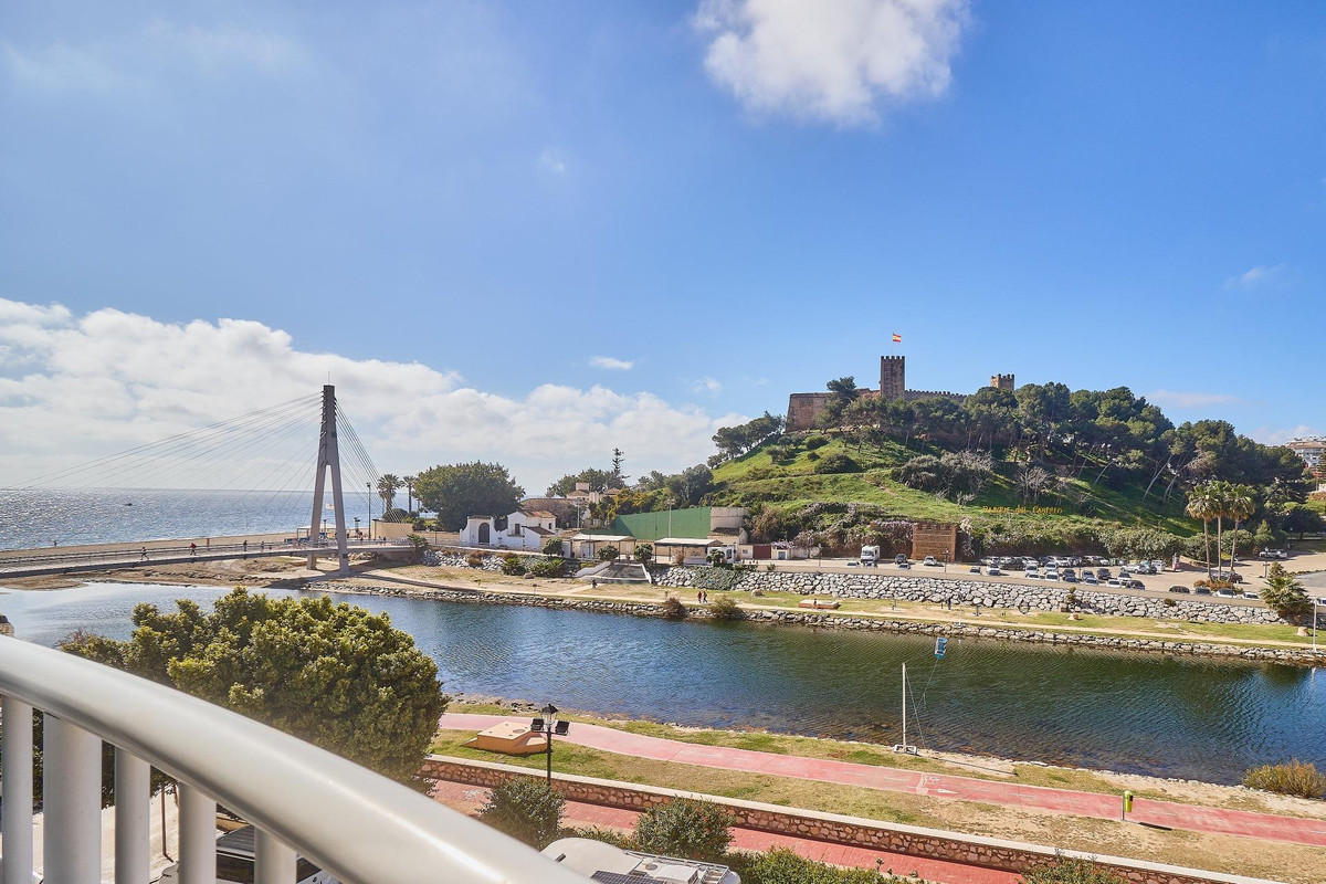 22f923bdfe644cf12e930cd4511040e4 - 2