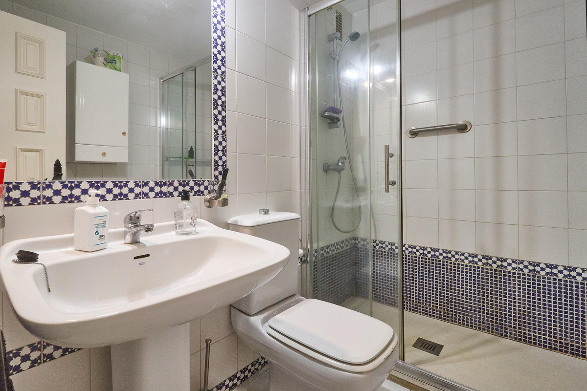 22f923bdfe644cf12e930cd4511040e4 - 24