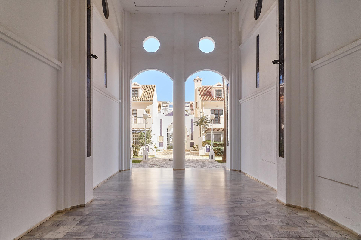 22f923bdfe644cf12e930cd4511040e4 - 35