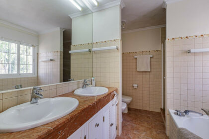 41a405e9fd6274be4cbfbf15272273bc - 13