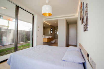 48039c9a36e24aaec2e09bd1796cee94 - 10