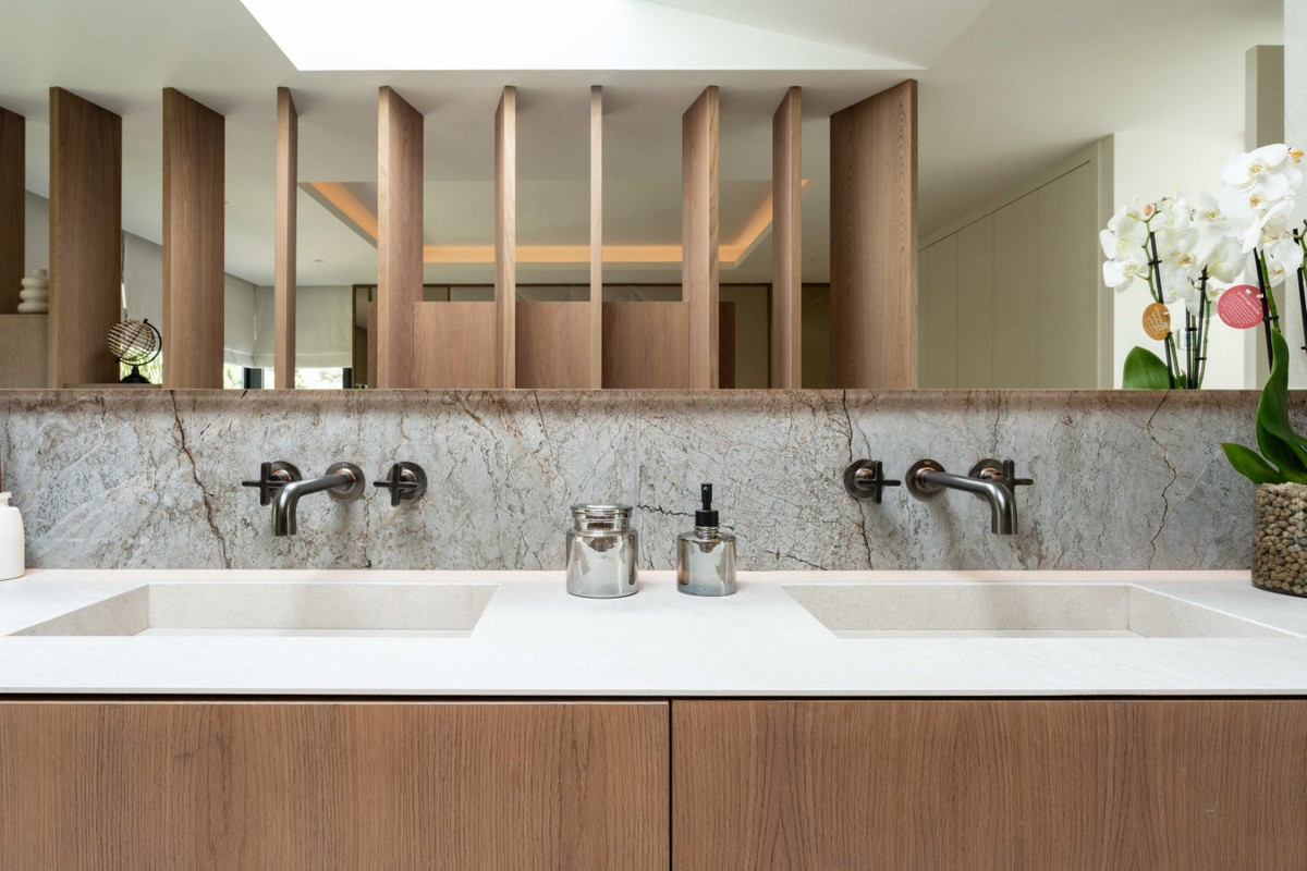 63d9a67e58719ce777b24a98595bead8 - 35