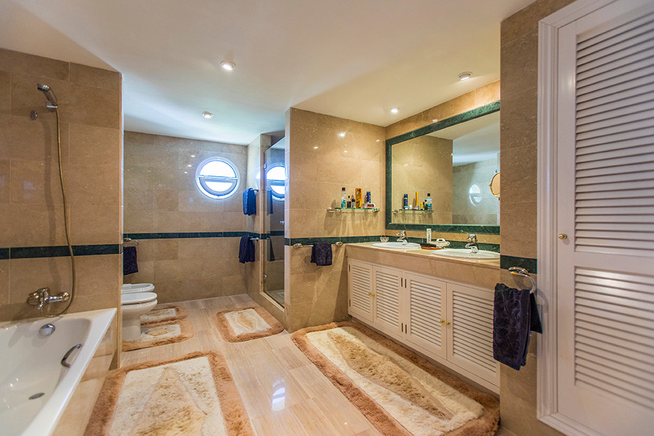 97436a86750e17be46b2bf41d6dd7202 - 15