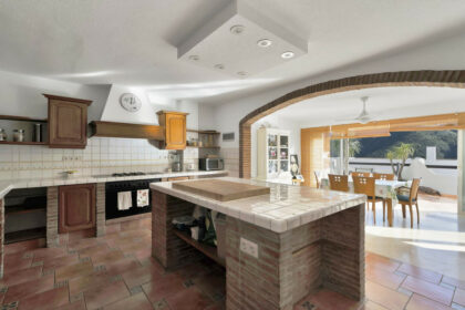 b522ccaa7ea2f48d3708164bf8136823 - 4