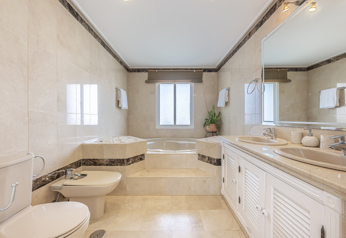 bf8a0d8fe4f3d87896a13e9579e94d5f - 18