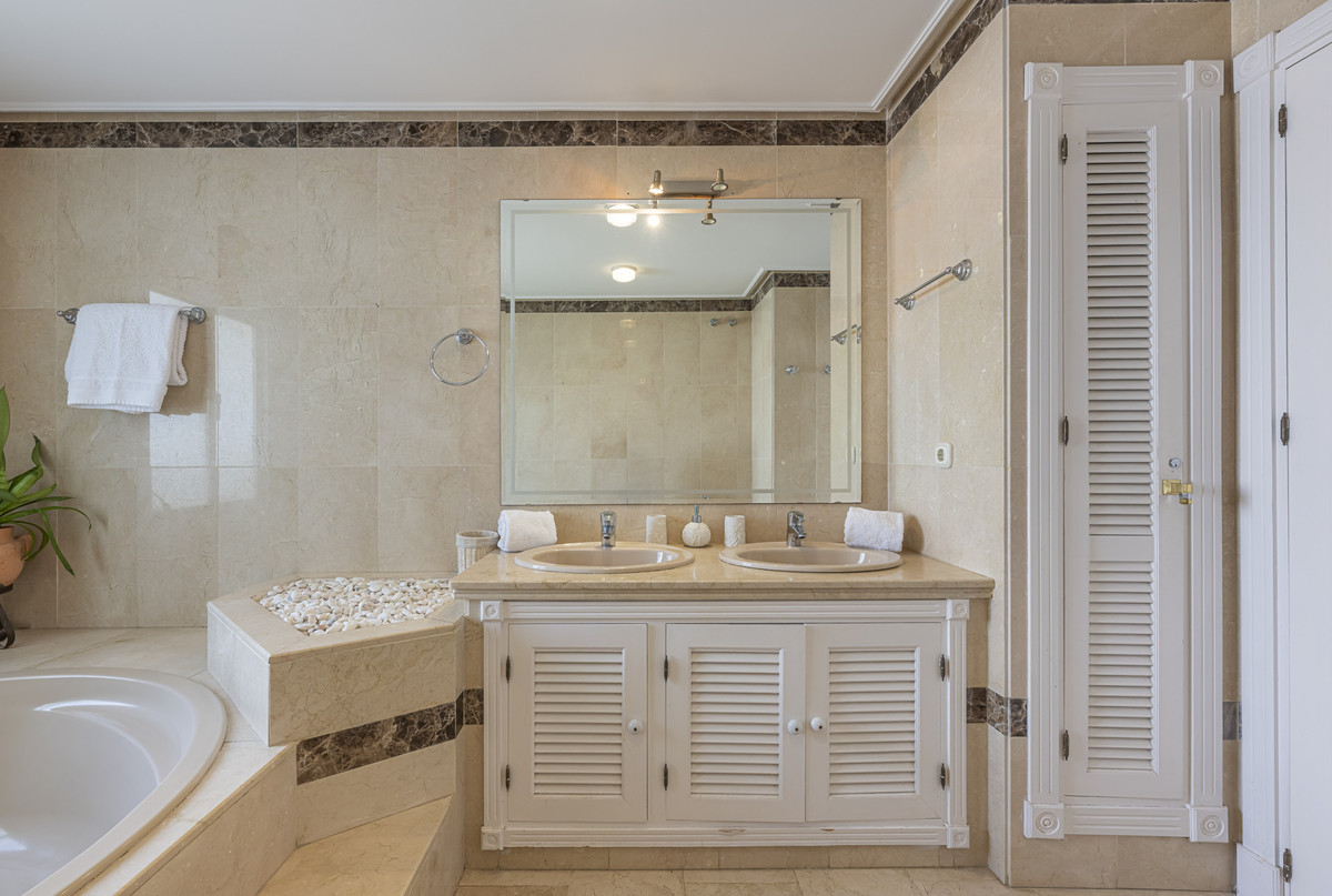 bf8a0d8fe4f3d87896a13e9579e94d5f - 21