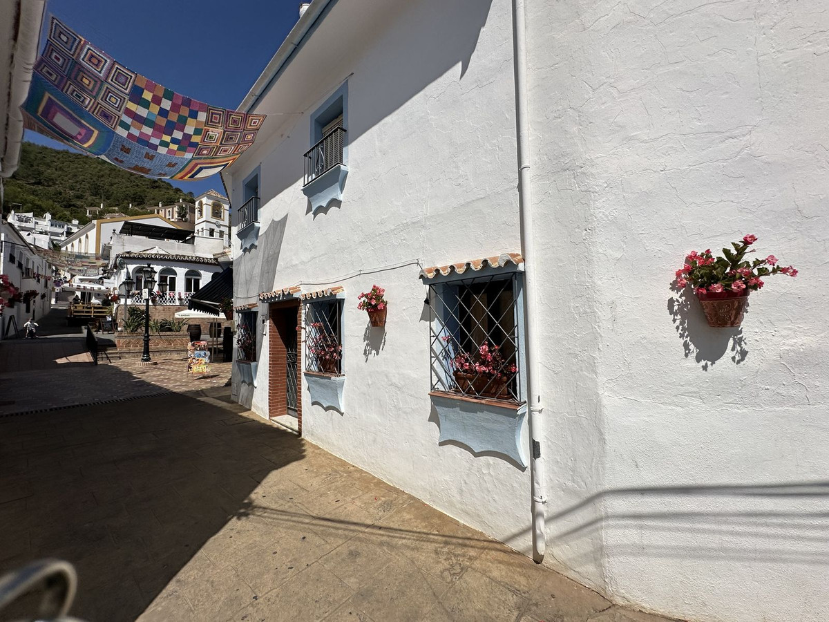 c3ebd0ab986fa681a1139d73a1f48156 - 1