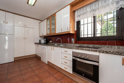 c65d47fb405766f235f2ff6115b72806 - 12