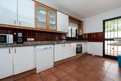 c65d47fb405766f235f2ff6115b72806 - 13