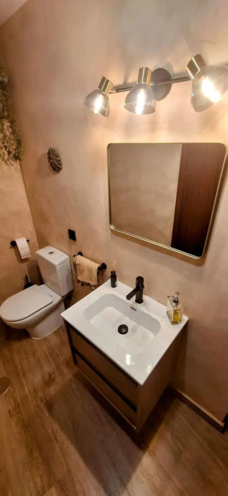 ff46a0a5c5b64152dfb9368f2b1737f9 - 22