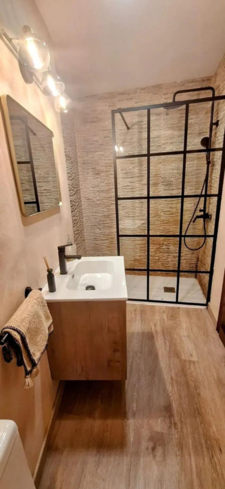 ff46a0a5c5b64152dfb9368f2b1737f9 - 23