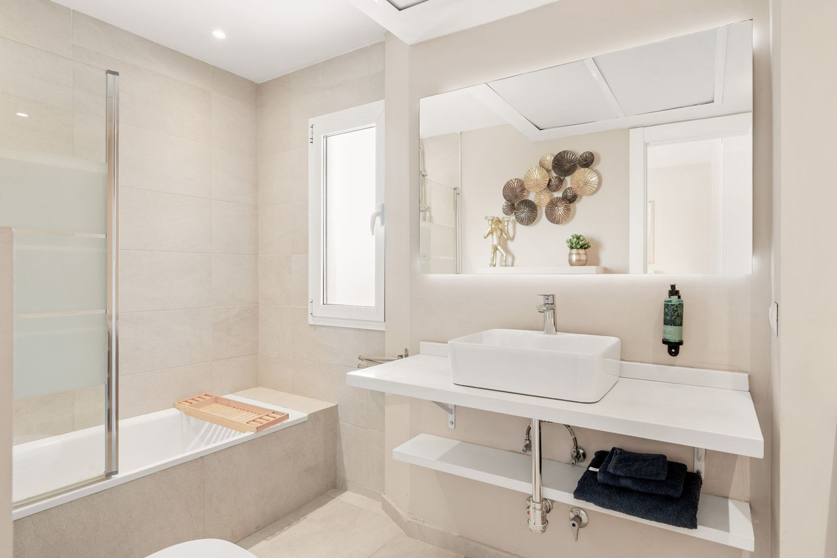 d22b2aa8570df92e626c25a579bbb72e - 18