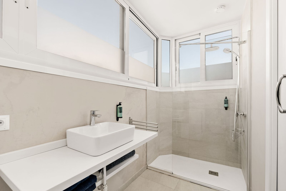 d22b2aa8570df92e626c25a579bbb72e - 20