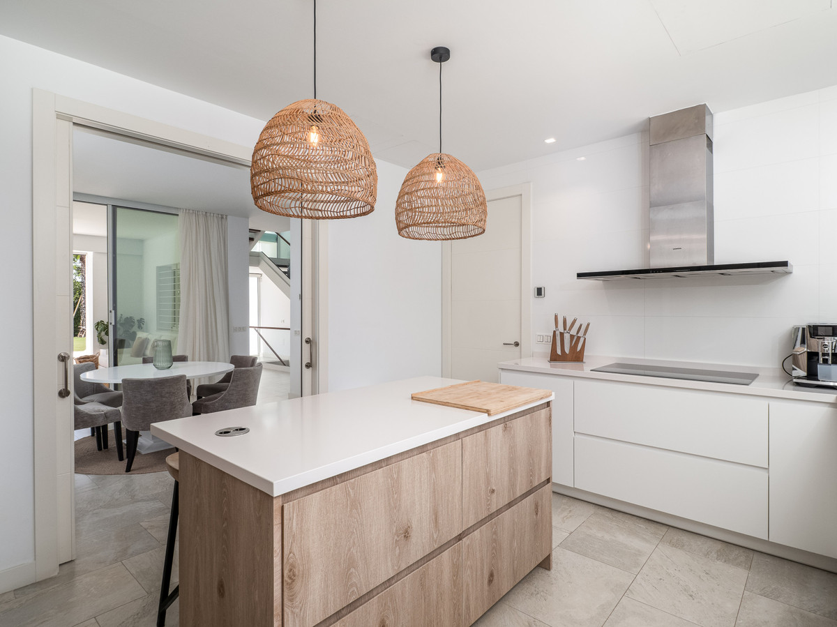 1947e143d1147318547833de0a4009d4 - 12