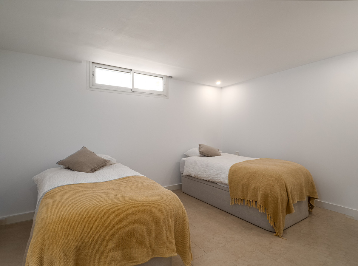 1947e143d1147318547833de0a4009d4 - 35