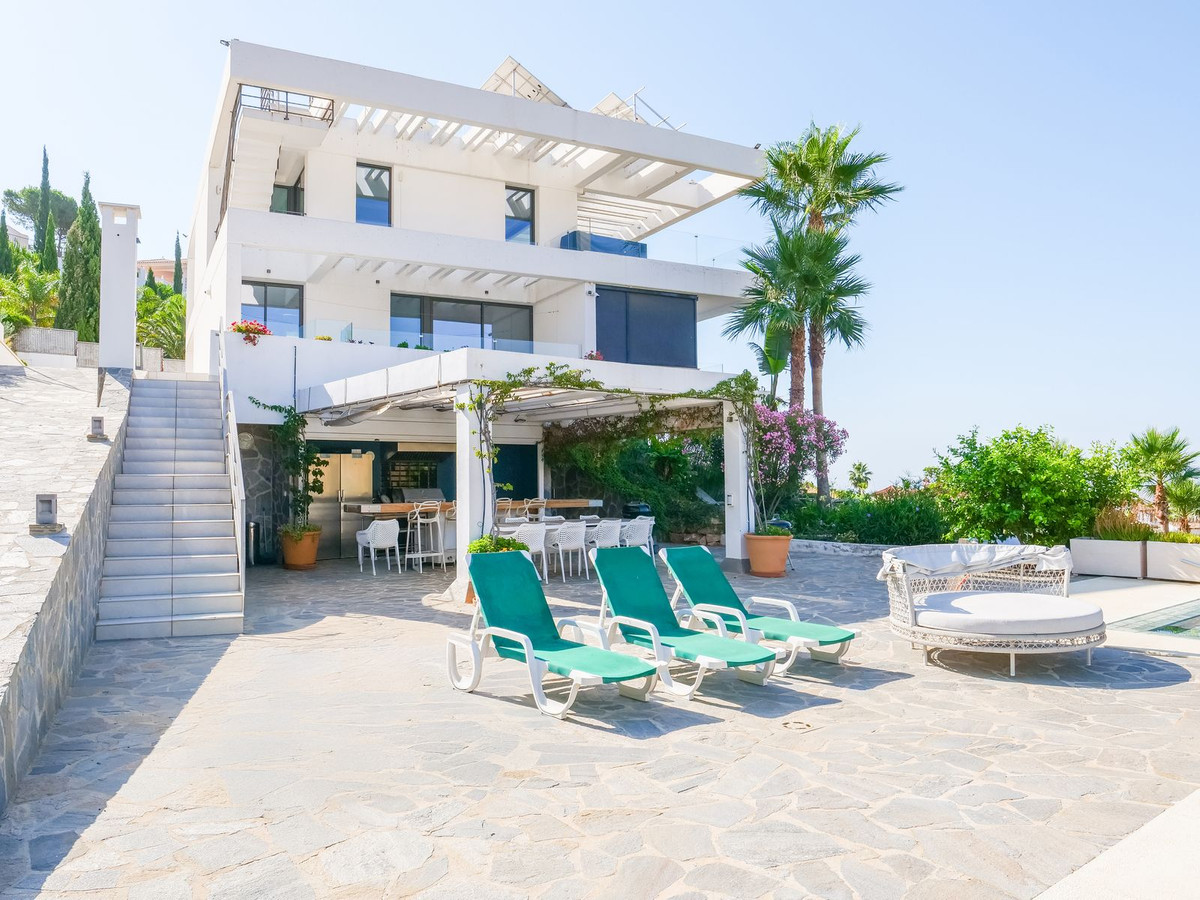 a46d2a5a256c241349fce8fe808cbff3 - 19