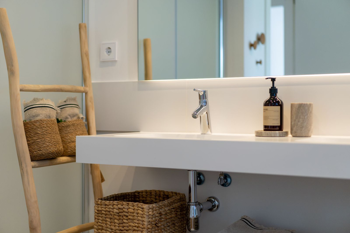 b162e0dc7848ab6cfbe9c6546c8c973a - 16