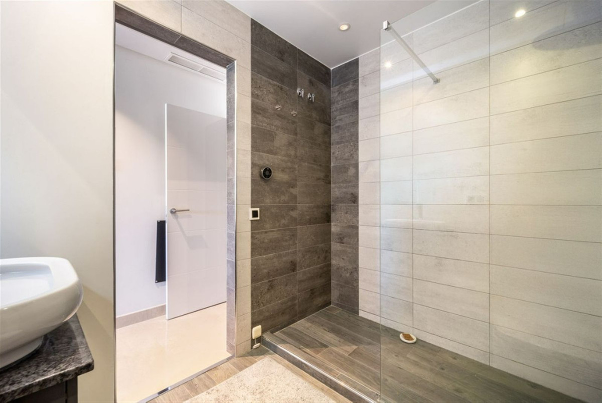 cf2c683934ae74e92c7497e5630415cd - 12