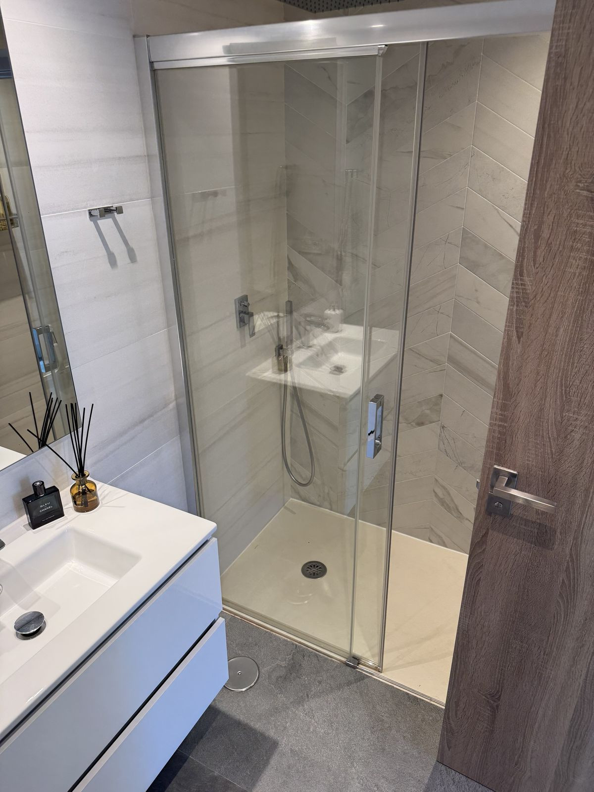 dad2252f816e4033aa428a1875ae8882 - 18