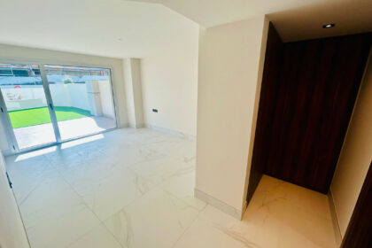 004bef303e22b74c4ab6b54713cbd040 - 11