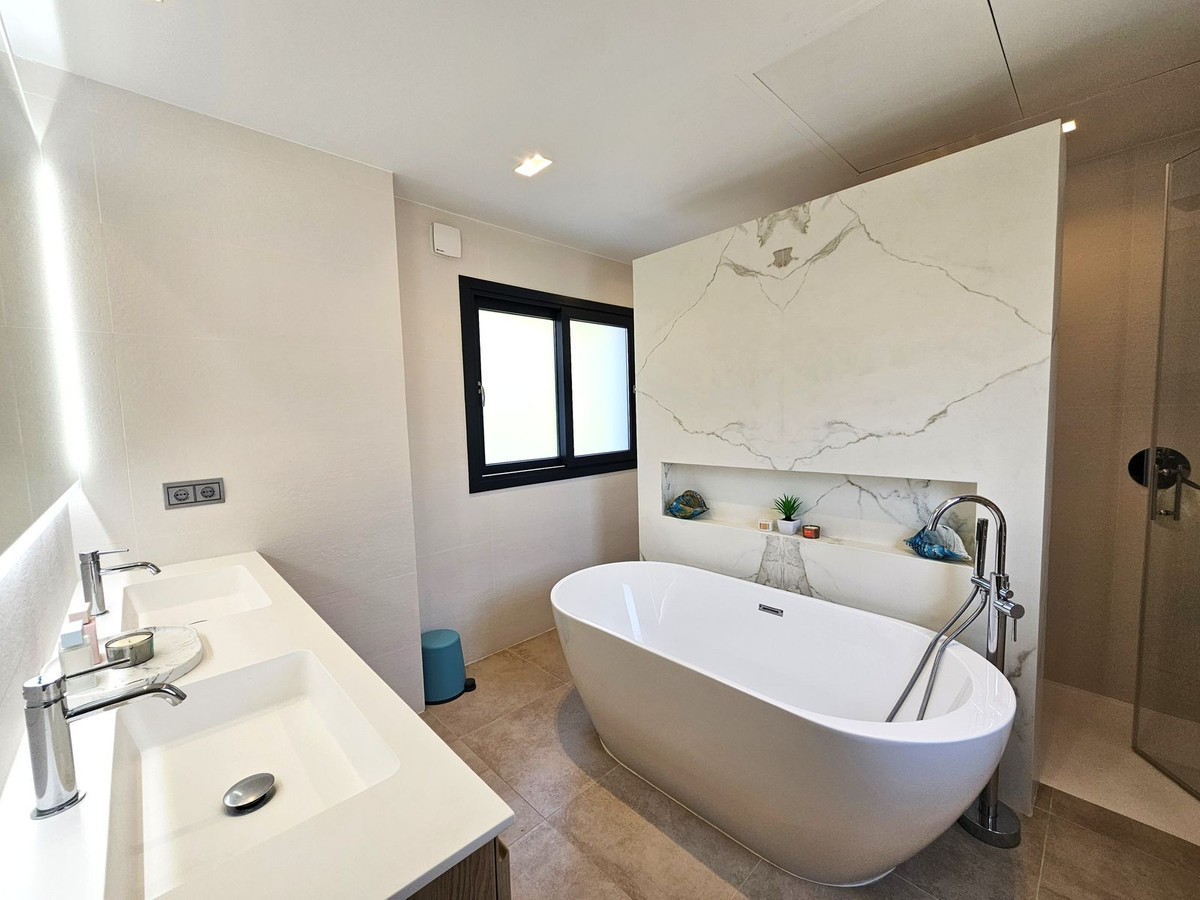 0b6e03a390fa61944633b29813b294ef - 18