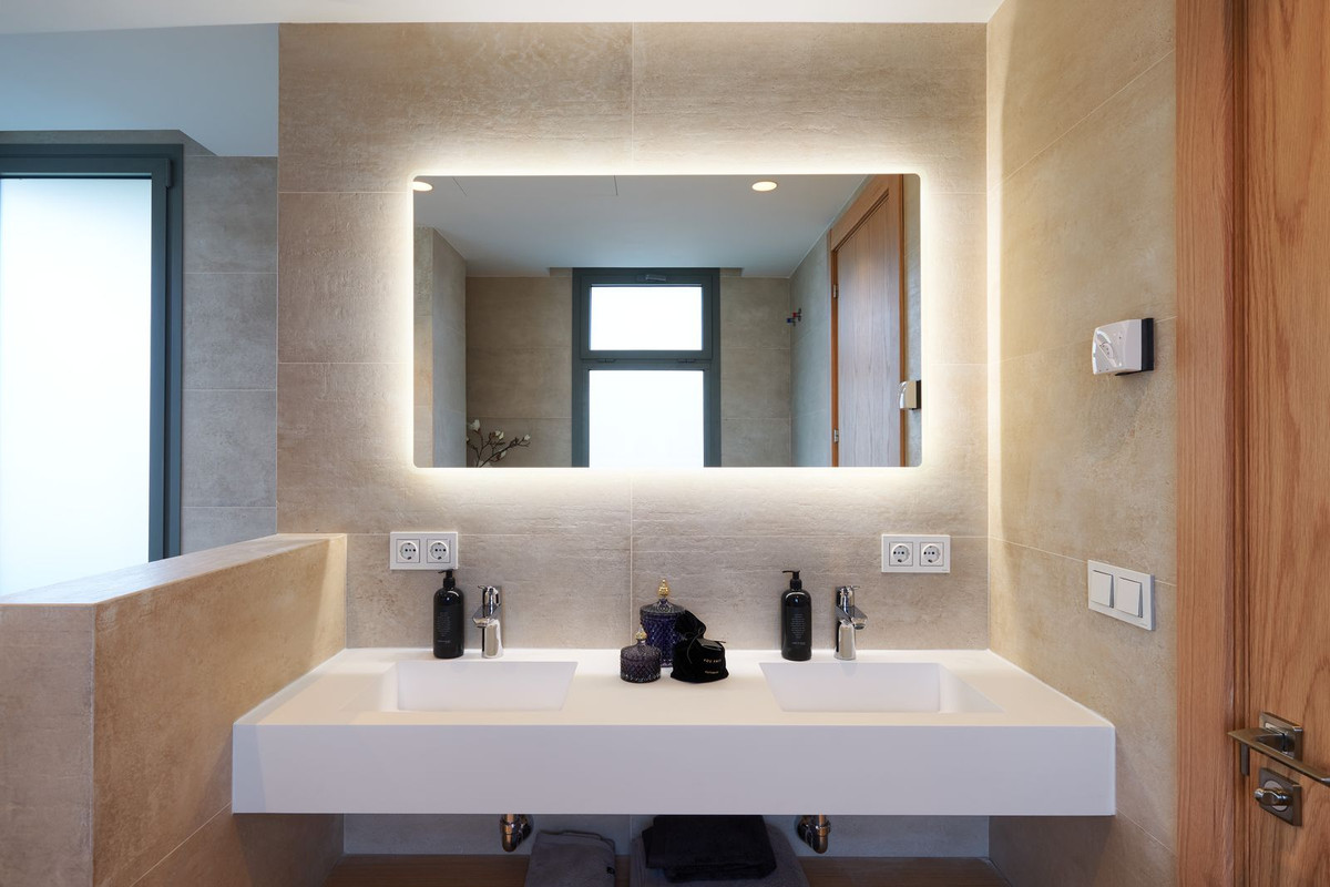 985e6bac08fd04343f2b00b27861d3e6 - 24