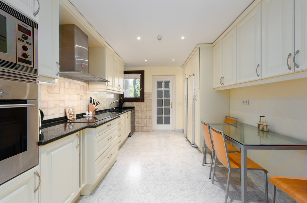 9ce526c0610a4f434b383af50352e176 - 24