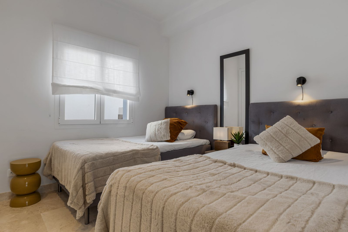 b430b5d8b9044ddeefd11fc562829168 - 16