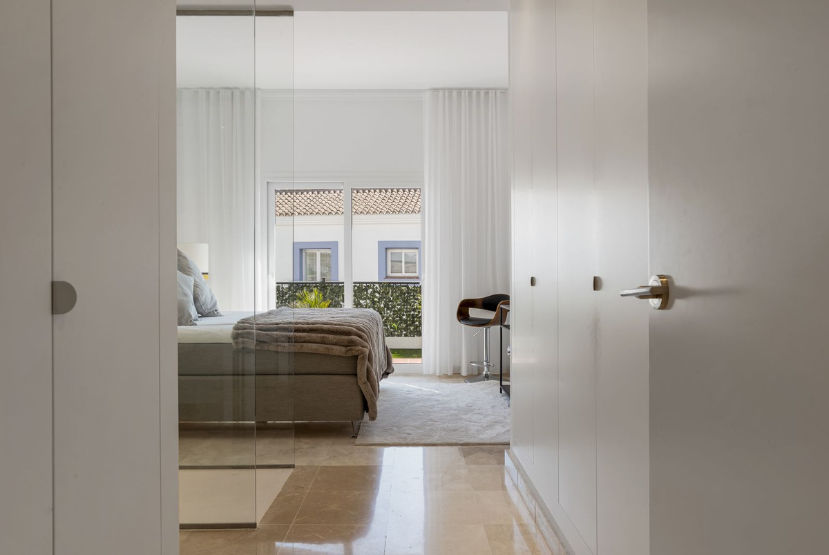 b430b5d8b9044ddeefd11fc562829168 - 18