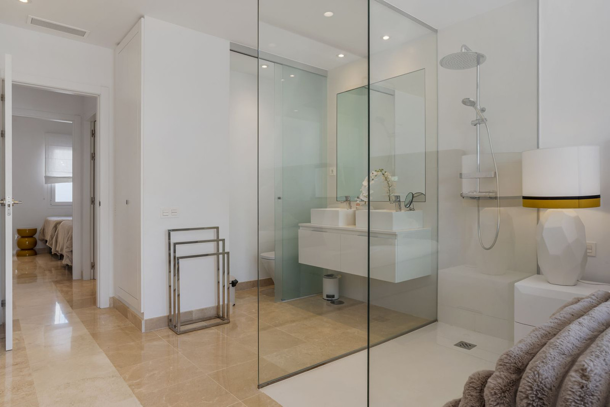 b430b5d8b9044ddeefd11fc562829168 - 21