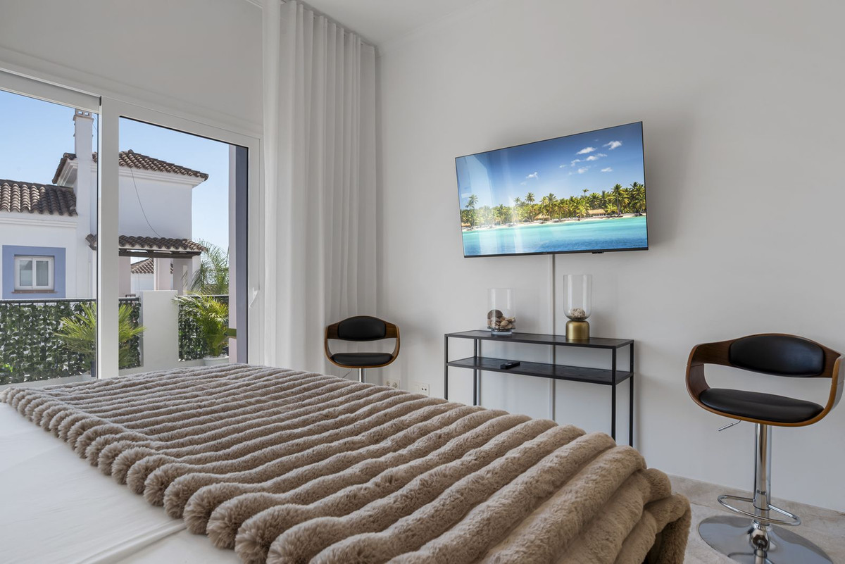 b430b5d8b9044ddeefd11fc562829168 - 22