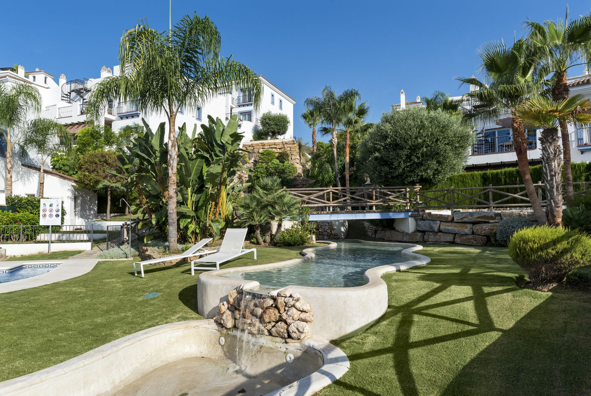 b430b5d8b9044ddeefd11fc562829168 - 25