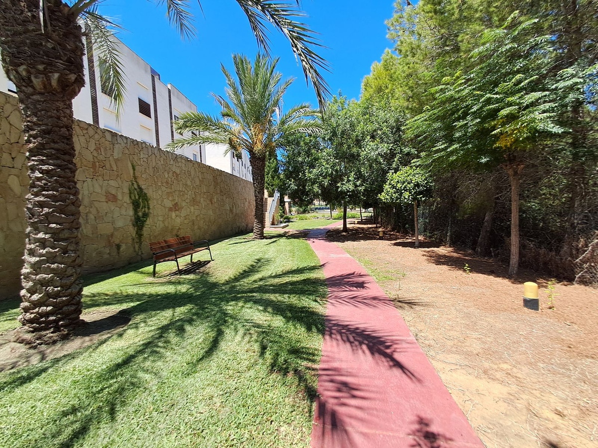 b45f0b265f054bae4e9bcccbcfb0cf9f - 32