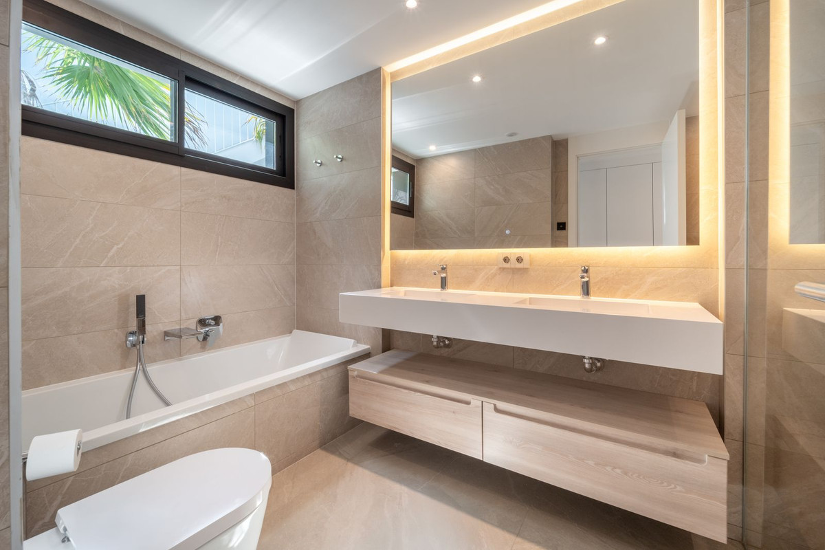 d2c248830df4ea7aadcd5281300c2737 - 21