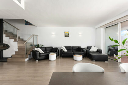 f60e8b44a35f4f967f3a67f4442c8744 - 1