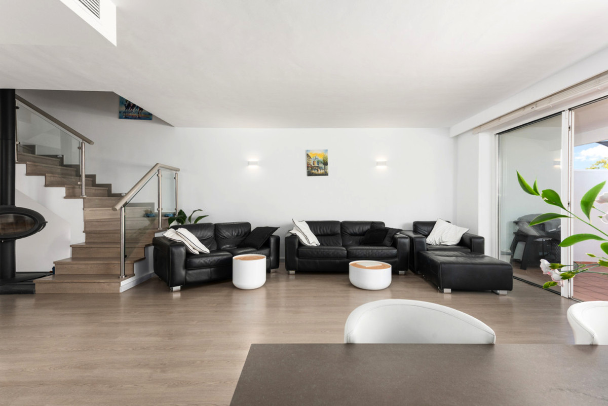 f60e8b44a35f4f967f3a67f4442c8744 - 1