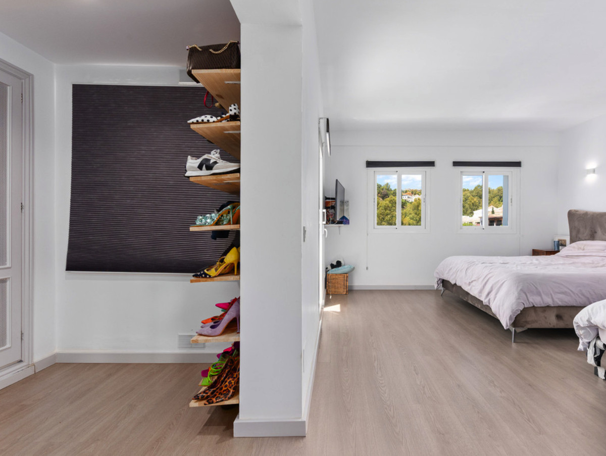 f60e8b44a35f4f967f3a67f4442c8744 - 12