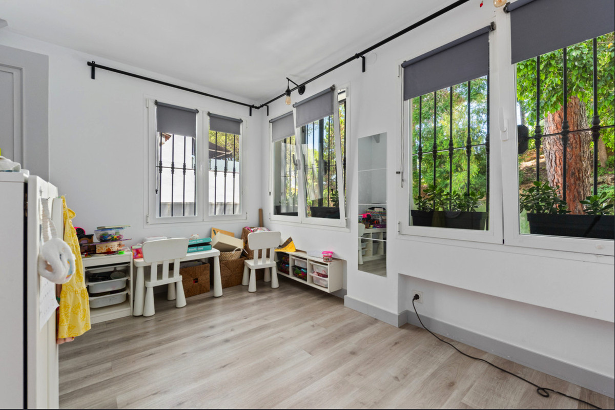 f60e8b44a35f4f967f3a67f4442c8744 - 15