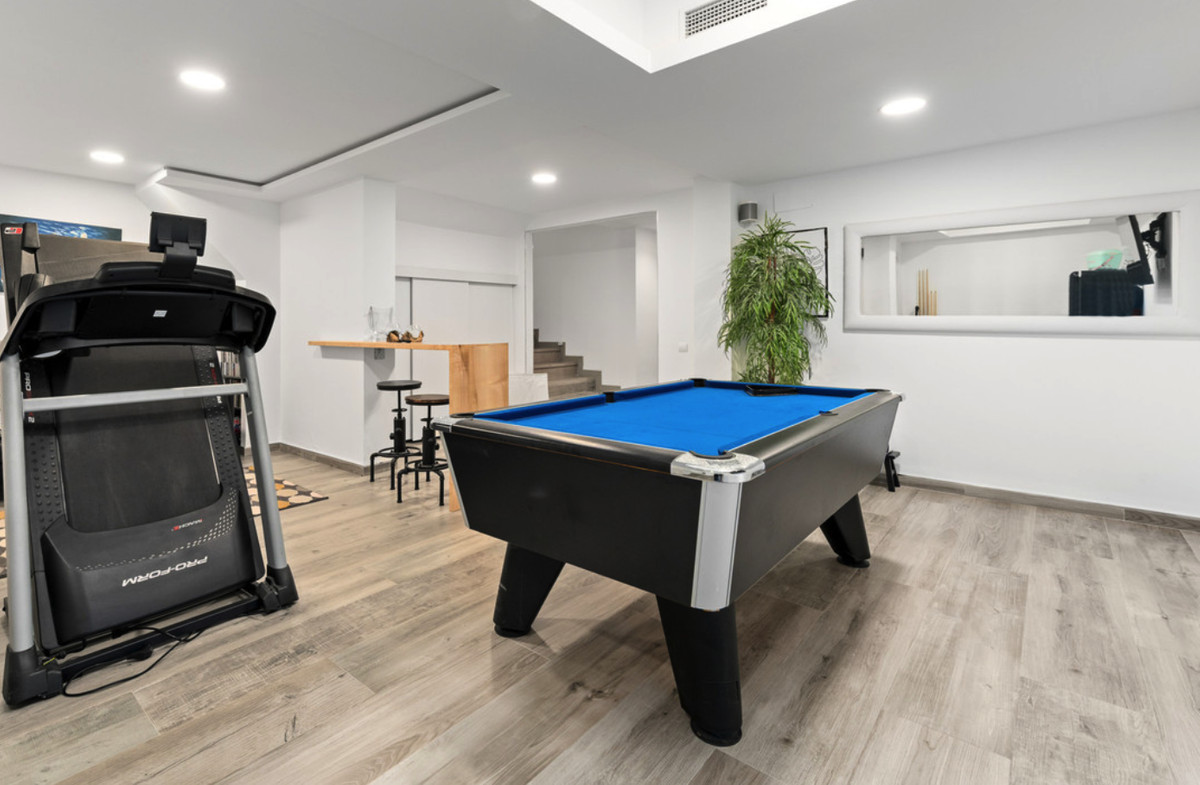 f60e8b44a35f4f967f3a67f4442c8744 - 23