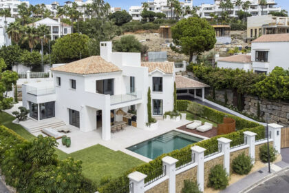 07d0a6d98adb342686c32d4f17185571 - 1