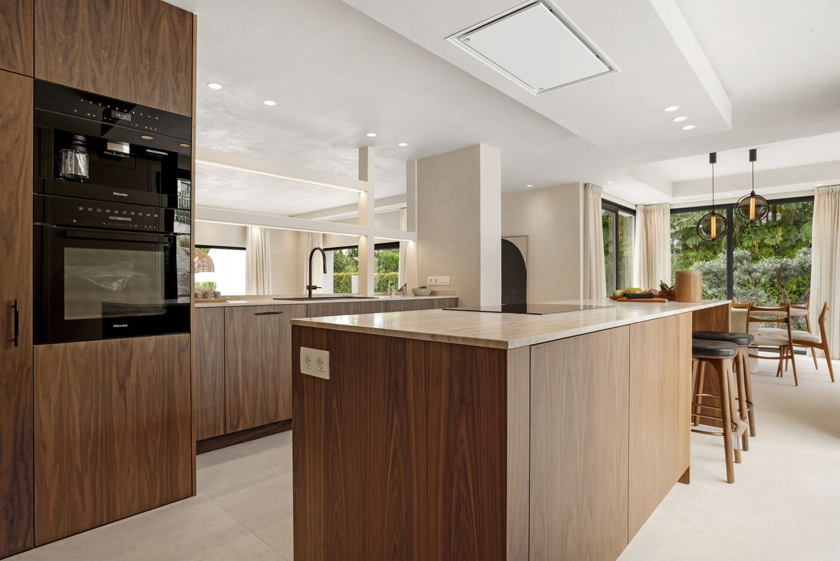 07d0a6d98adb342686c32d4f17185571 - 11