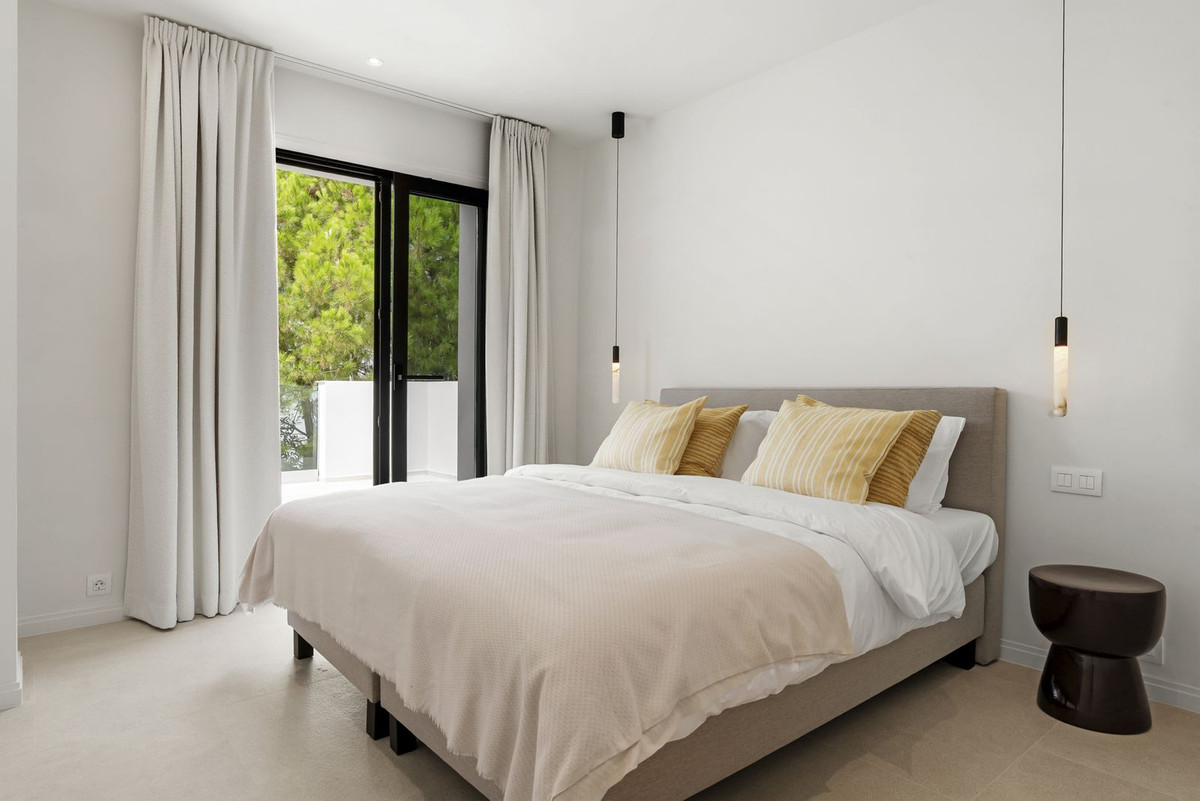 07d0a6d98adb342686c32d4f17185571 - 12