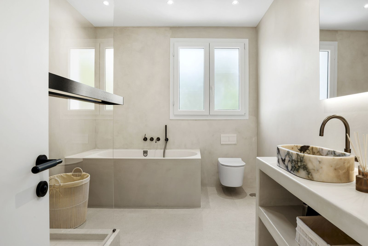 07d0a6d98adb342686c32d4f17185571 - 13