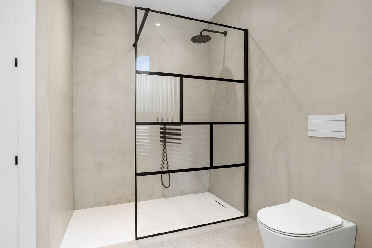 07d0a6d98adb342686c32d4f17185571 - 15