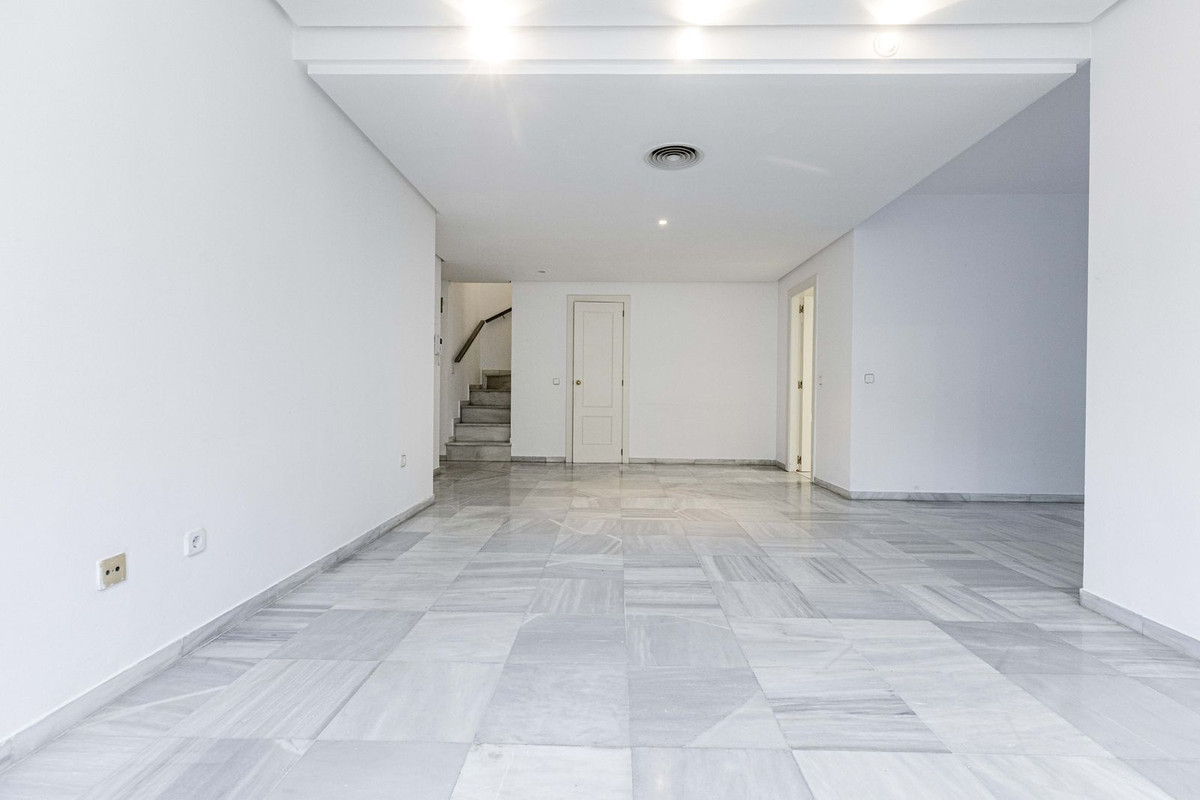 0b3d43881373af12e6eb8f4124b5de93 - 18