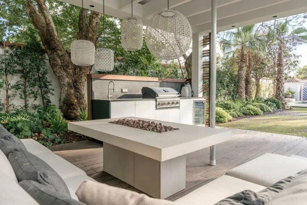 0b47dd6eb2dcb4d0a6b977444e1f4d8e - 14