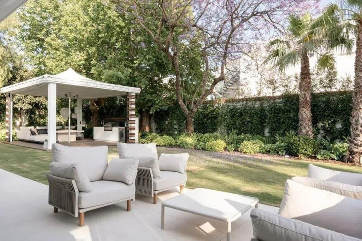 0b47dd6eb2dcb4d0a6b977444e1f4d8e - 16