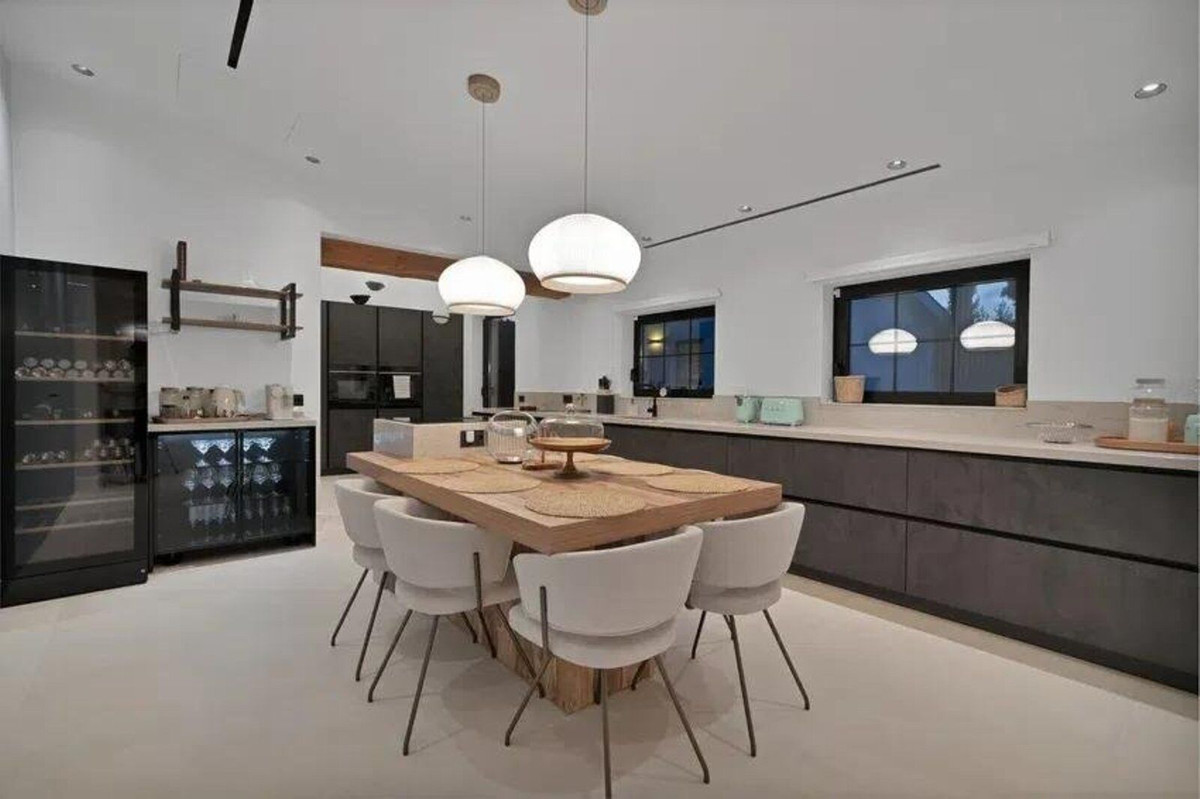 0b47dd6eb2dcb4d0a6b977444e1f4d8e - 20