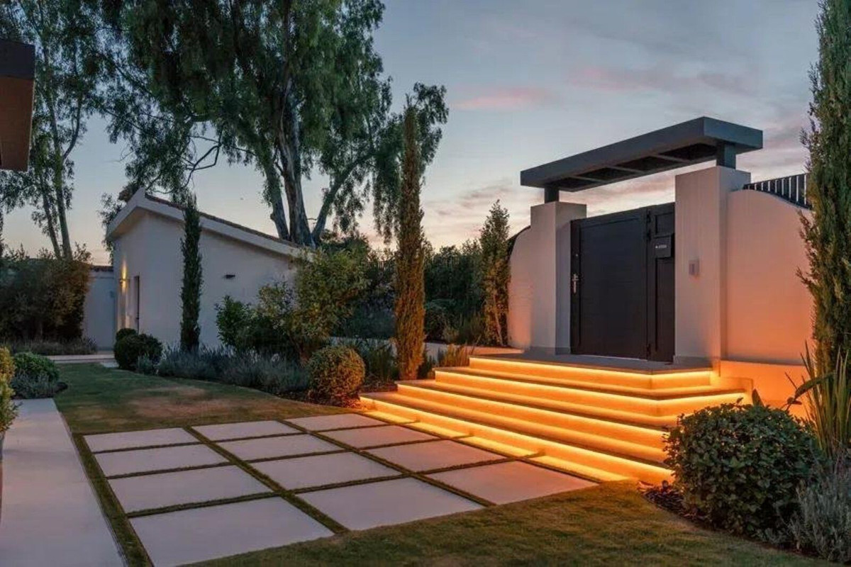 0b47dd6eb2dcb4d0a6b977444e1f4d8e - 34