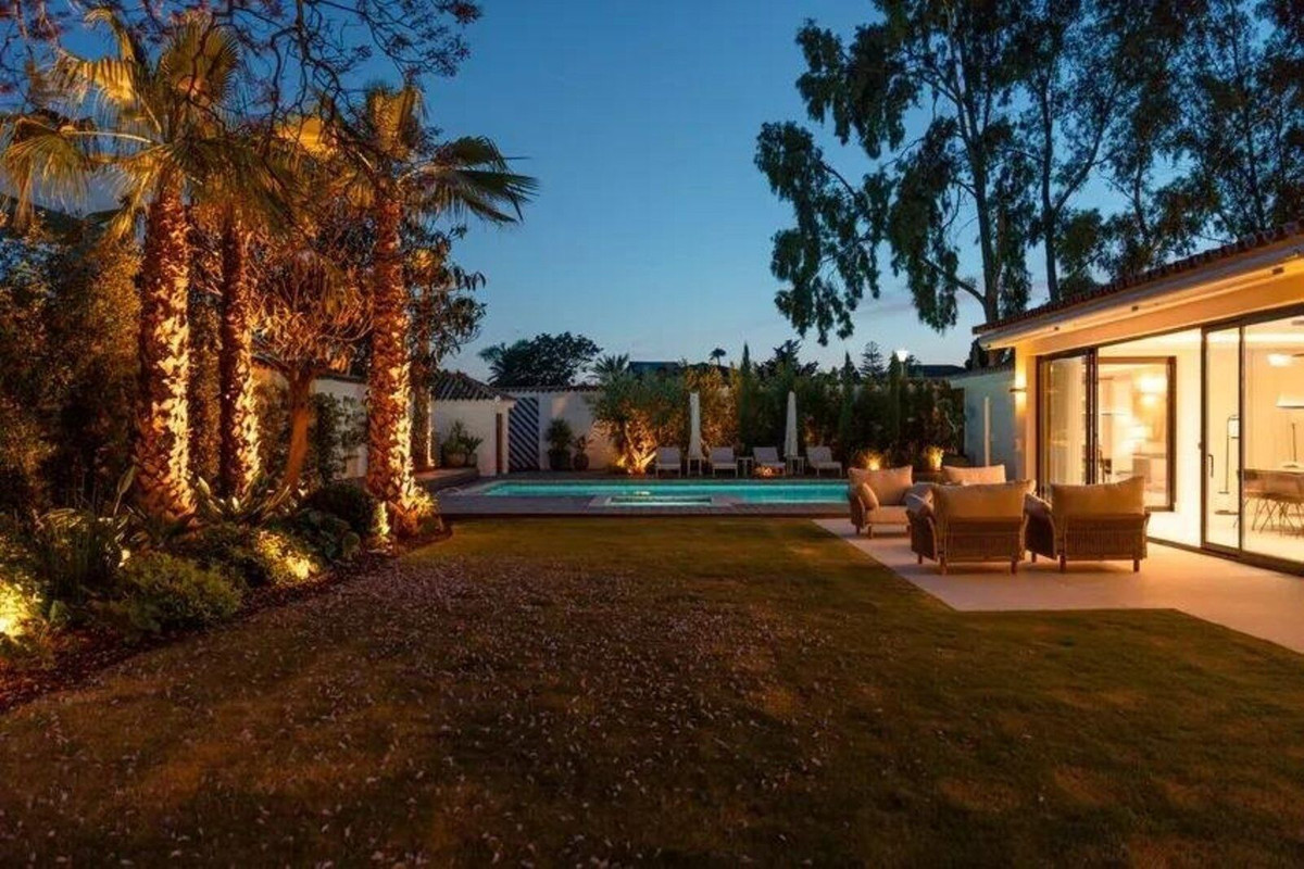 0b47dd6eb2dcb4d0a6b977444e1f4d8e - 35